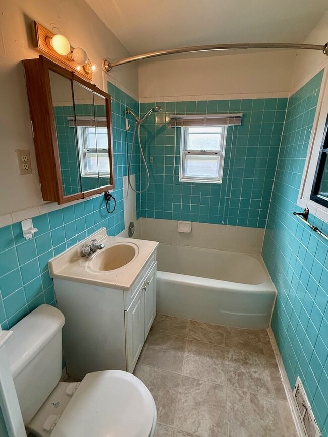 Building Photo - Roomy 3 bedroom, 2 bath with double garage