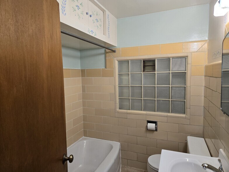 Storage Above Bath - 4005 N 24th St