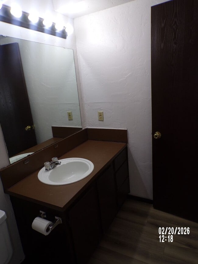 Building Photo - 2 STORY TOWNHOUSE , CLOSE TO SHOPPING AND RESTAURANTS