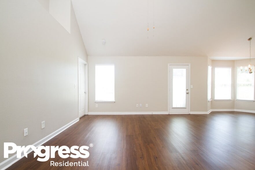 Building Photo - 110 Lyndhurst Dr