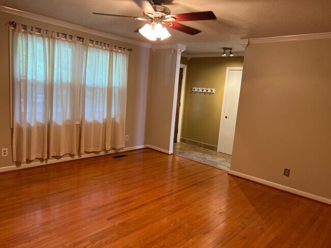 Building Photo - Knoxville 37921 - 3 bedroom 1.5 bath home - call Adam Sharp 865-254-0980