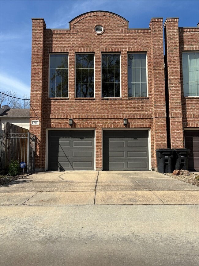 Building Photo - 919 W 15th St