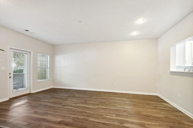 Living room - 1712 Lake Shore Crest Dr