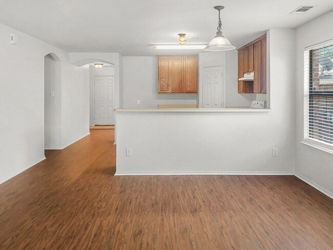 Building Photo - Spacious 1 Story Home!