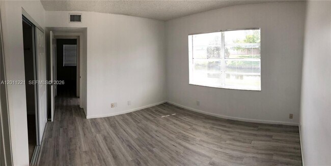 Building Photo - 1027 Twin Lakes Dr
