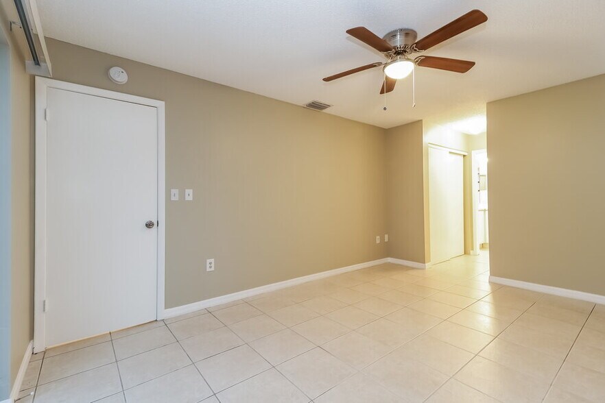 Building Photo - 1305 Jambalana Dr