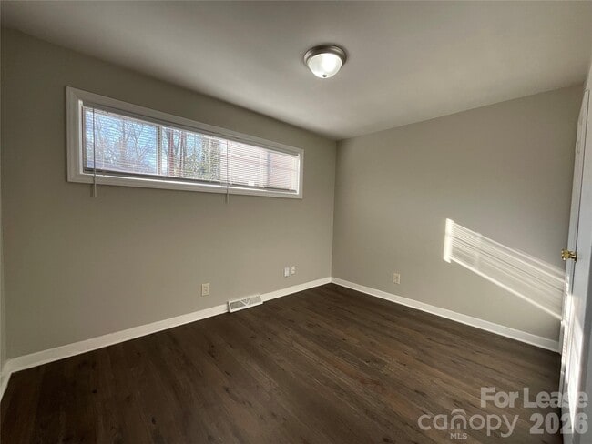 Building Photo - 520 Blendwood Dr