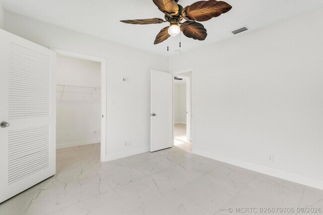 Building Photo - 100 SW 15th Ct