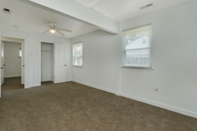 Building Photo - 1914 Somerville Dr