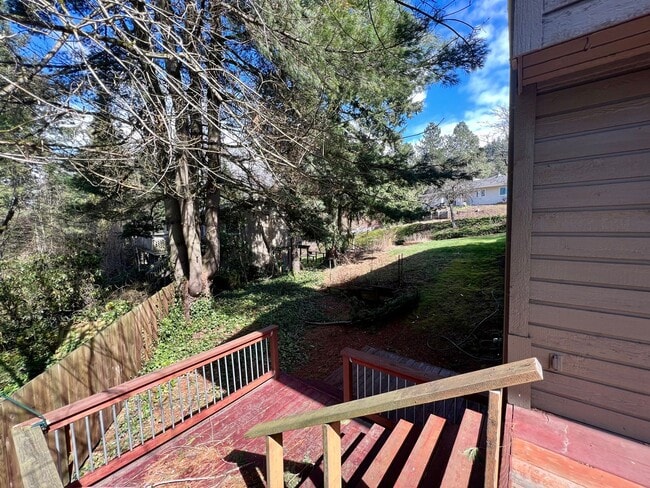 Building Photo - Charming and Spacious Home in a Convenient Gresham Location!