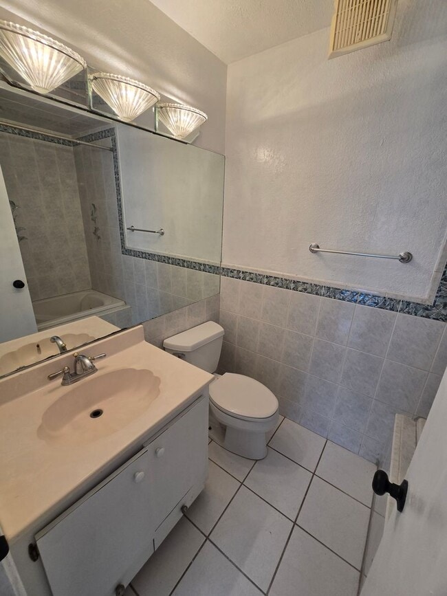 Building Photo - 2217 Villano Ave