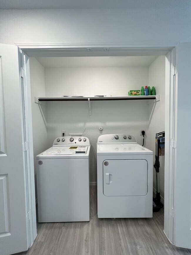 Building Photo - 8523 Grosbeak Cv