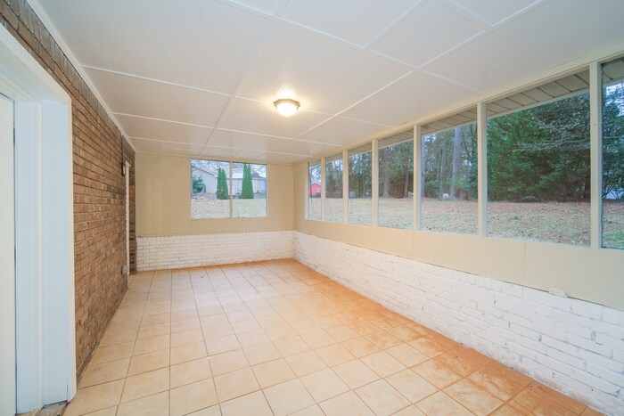 Building Photo - 2531 Country Club Dr SE