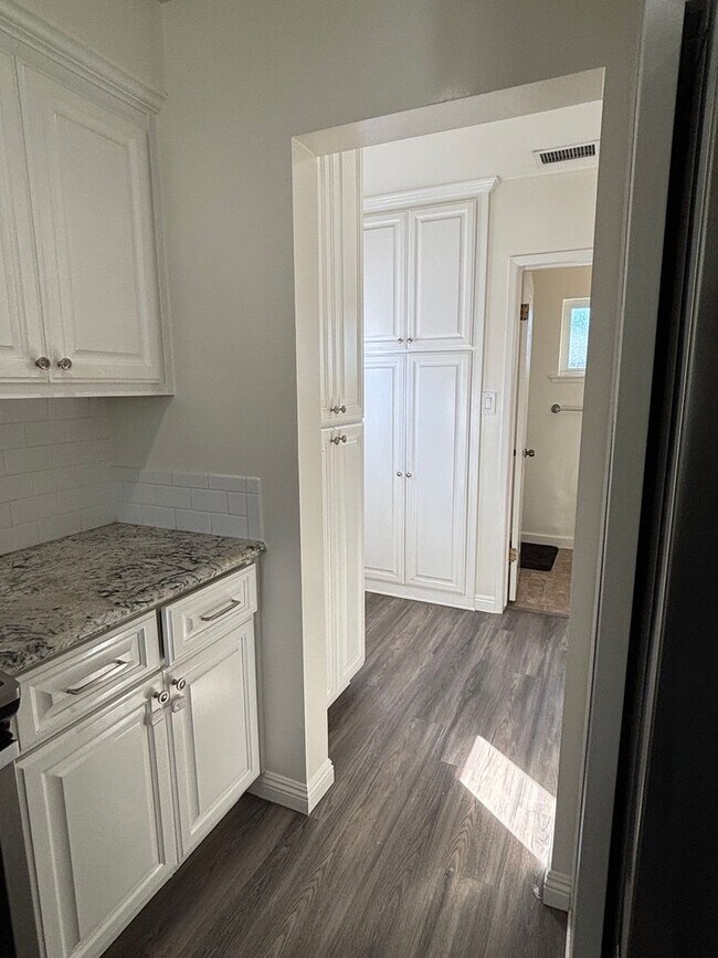 Building Photo - Spacious 3-Bedroom Home with Backyard & 2-Car Garage in Lakewood