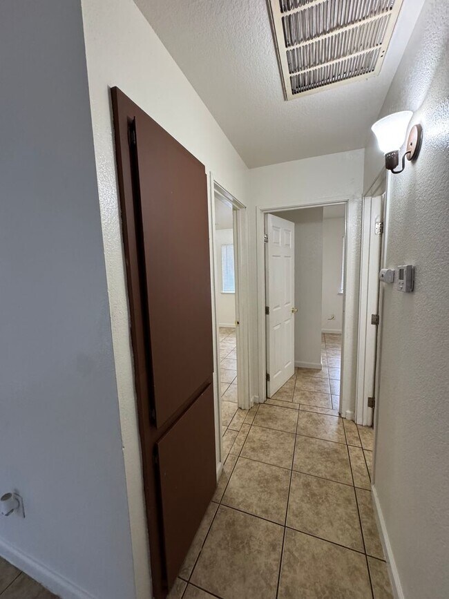 Building Photo - 3443
