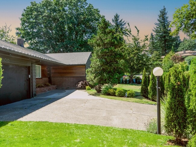 Building Photo - Stunning Mid-Century Home with Spectacular Southerly Views in Sought-After Terwilliger Heights!
