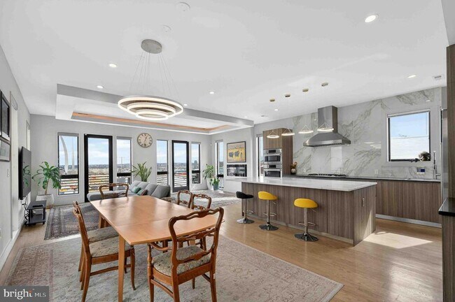 Building Photo - 911 S Oak St