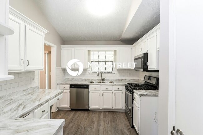 Building Photo - 3 Bedroom Pet-Friendly Home in Snellville, GA with Main Street Renewal