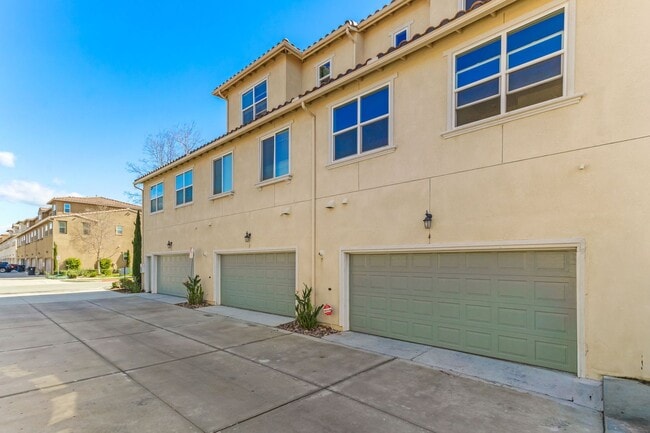 Building Photo - Beautiful 4 Bed 3.5 Bath Home in Great Sch...