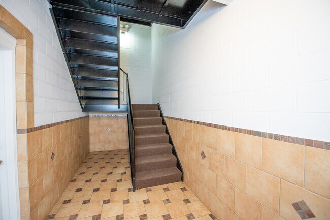 Building Photo - 2612 W Diversey Ave