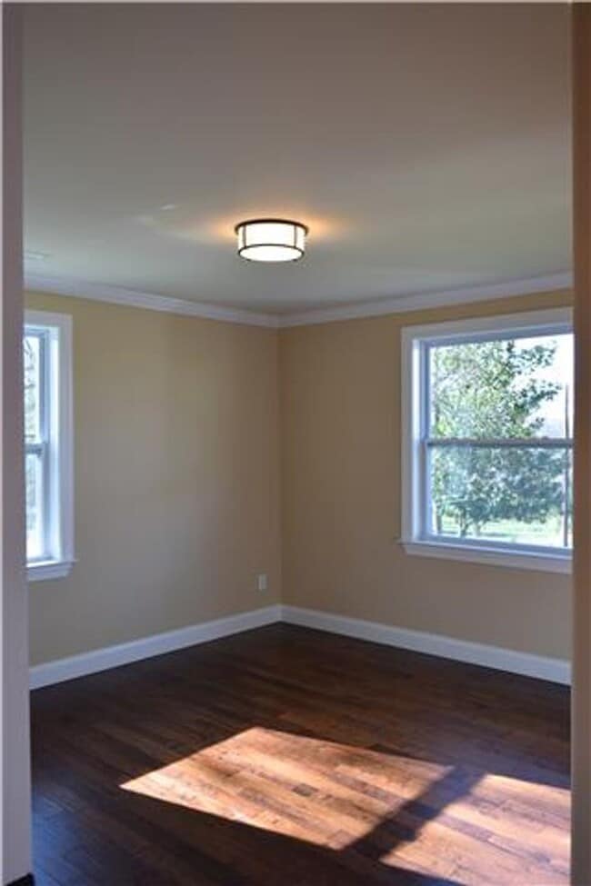 Building Photo - LIKE NEW! Extensive renovation in established Glencliff Estates