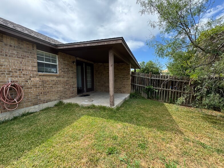 Building Photo - 309 S Water Ln
