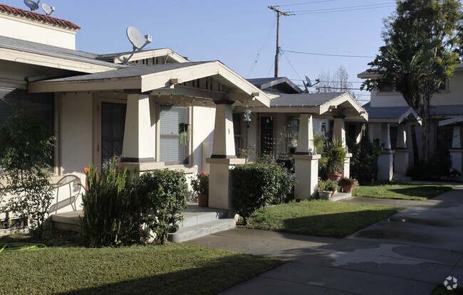 Building Photo - 320 N Pomona Ave