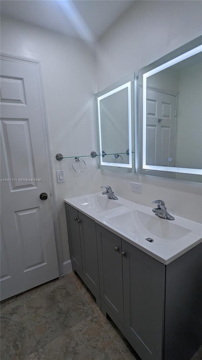 Building Photo - 213 E Forest Oak Cir