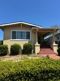 Building Photo - 2 bedroom home w/a beautiful backyard! AVAILABLE NOW!