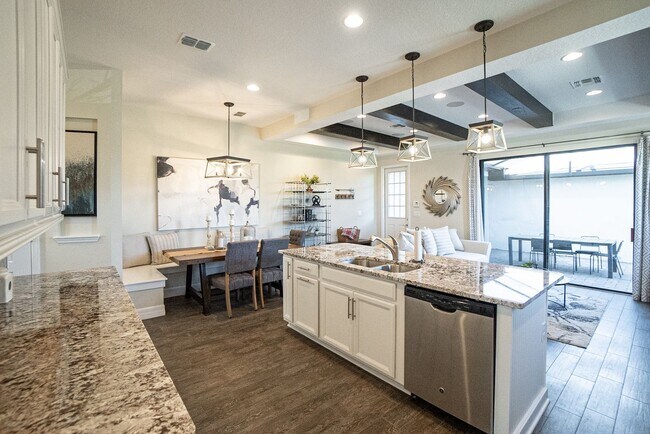 Building Photo - 3/2.5 Beautiful Model Townhome with Screened Courtyard & 2 Car Garage