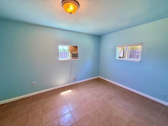 Building Photo - Adorable two bedroom one bath home in Los ...