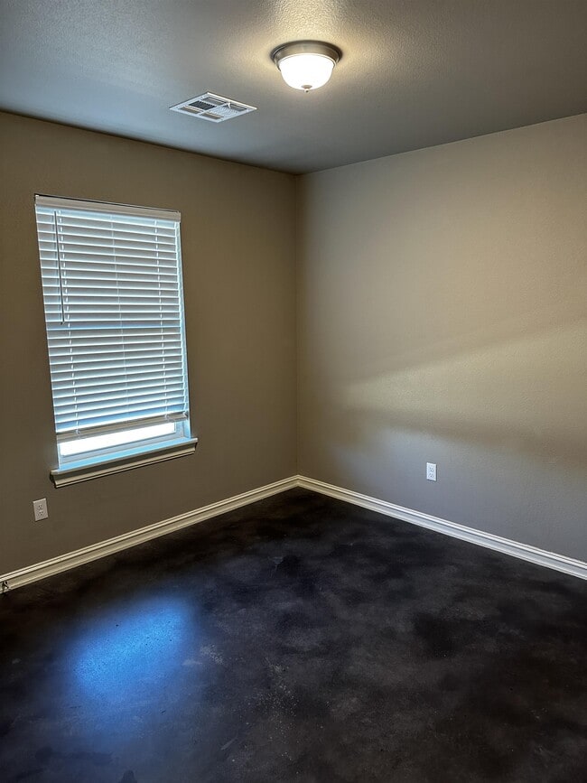 Building Photo - 4104 Maple Dr