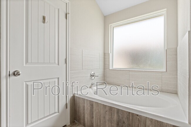 Building Photo - 6117 Verde Dr