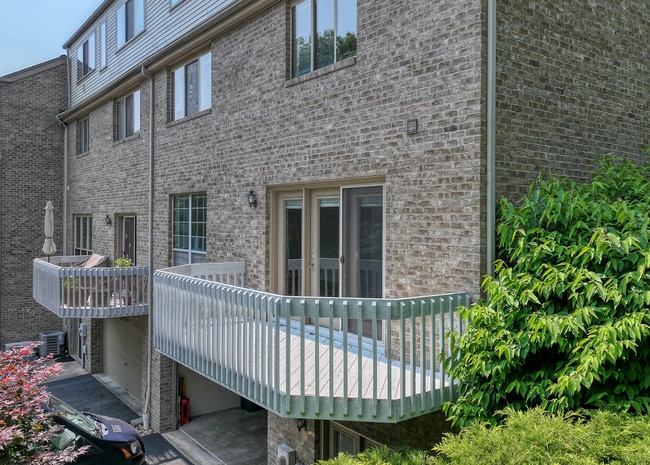 Building Photo - Fox Chapel Luxury Townhome, 4 Bedrooms, 3.5 Bathrooms, 3 Care Garage, Finished Basement.