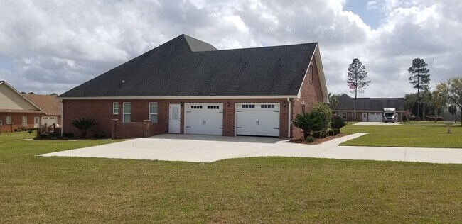 Building Photo - 565 Twin Ponds Dr