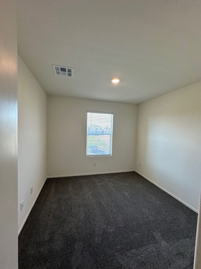 Building Photo - BRAND NEW DR HORTON GATED TOWNHOME COMMUNI...