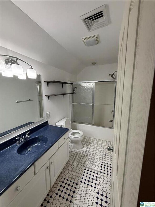 Building Photo - 4 bedroom 2.5 bathroom