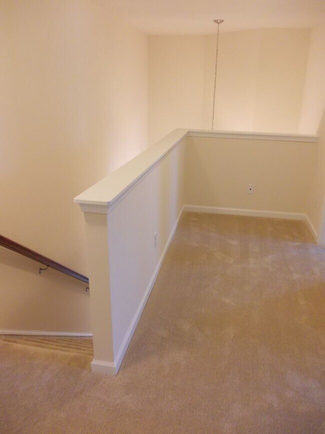 Building Photo - Convenient 3 Bed, 2.5 Bath Townhome near U...