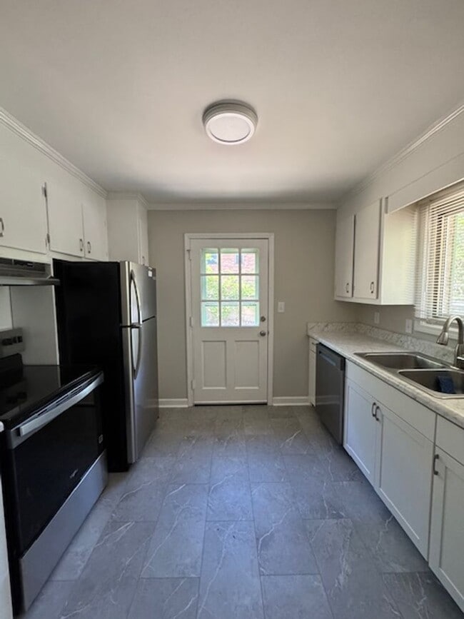 Building Photo - 2 Bedroom, 1 Bath duplex (right side unit) close to downtown Greenville with hardwood floors, a l...