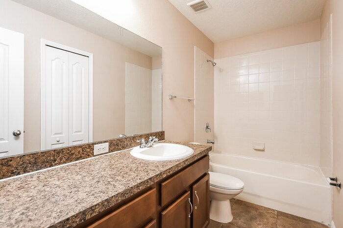Building Photo - 2420 Plantation Oak Dr