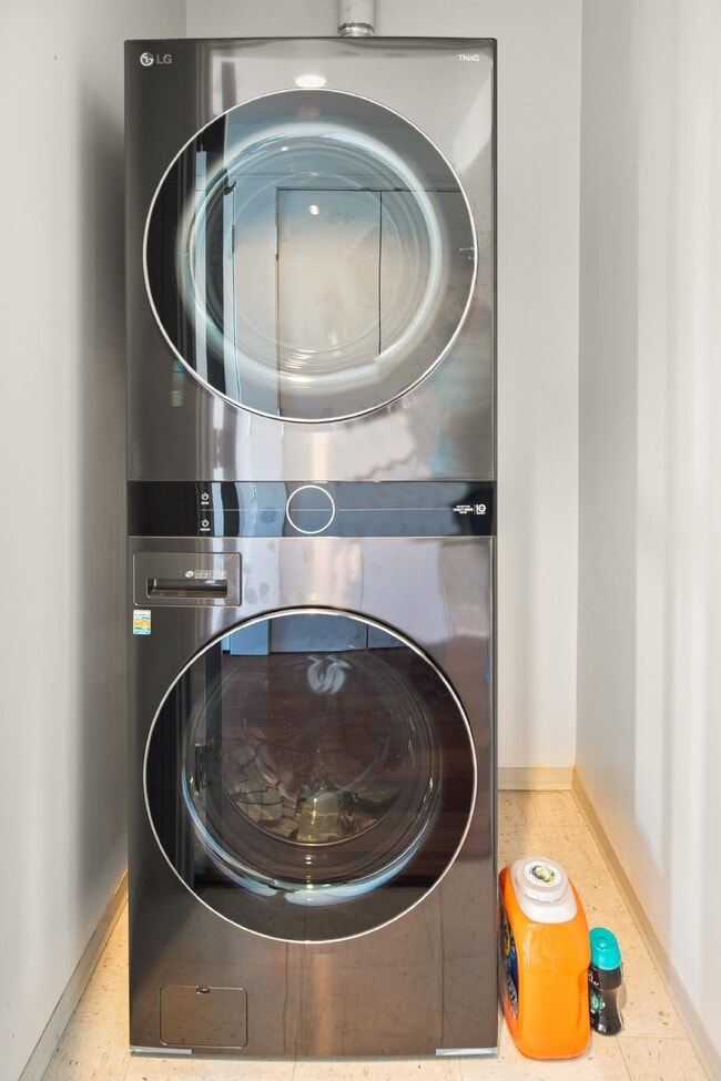 Building Photo - Luxurious 17th-Floor Renaissance Condo with Stunning City Views