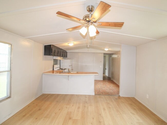 Building Photo - Close to downtown Pulaski!