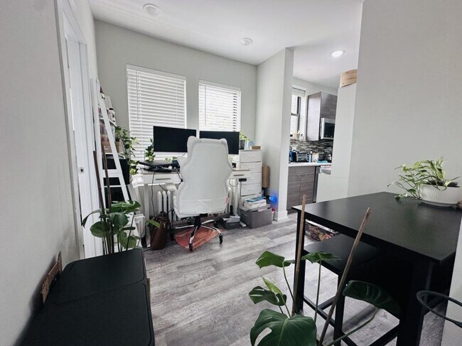 Building Photo - 0 bedroom in Chicago IL 60657