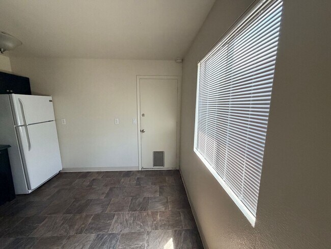 Building Photo - Reno Duplex - 1 Pet Friendly, Garage, Dishwasher, Washer/Dryer Hookups, Central A/C