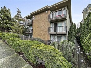 Building Photo - Location, Location!! Spacious Condo on Low...