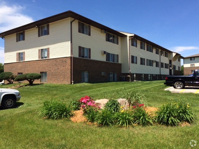 Exterior - Prairie Woods Apartments