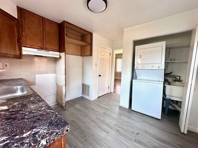 Building Photo - 1697 London