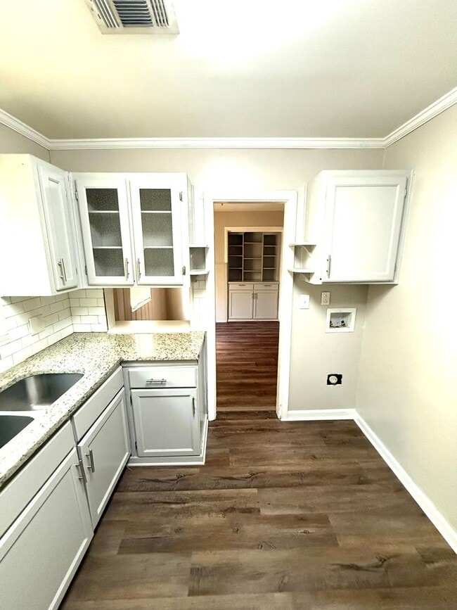 Building Photo - ** 3 Bed 1 Bath located in Forrest Hills ** Call 334-366-9198 to schedule a viewing