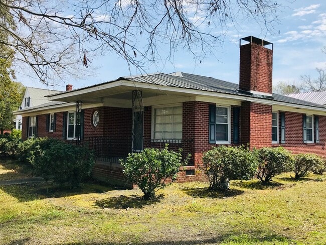 Primary Photo - Rare Gem! Spacious and fantastic updated o...