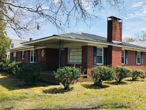 Building Photo - Rare Gem! Spacious and fantastic updated o...